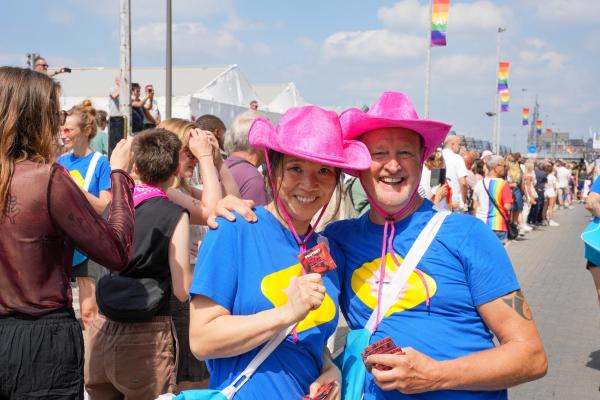 Twee vrijwilligers van Sensoa op Antwerp Pride