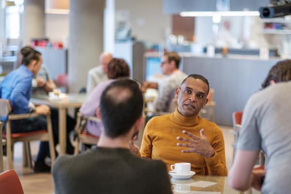 Alex in gesprek op lotgenotenweekend