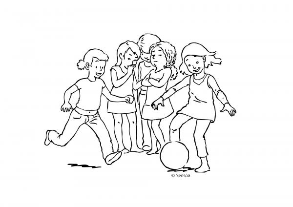 3 meisjes van 6 geven commentaar op voetballende klasgenootjes 3 meisjes van 6 geven commentaar op voetballende klasgenootjes