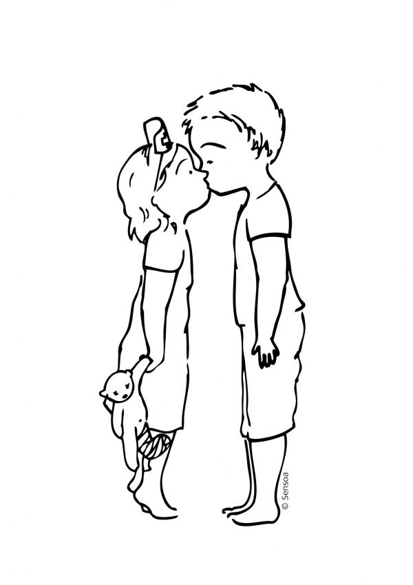 Twee kleuters kussen