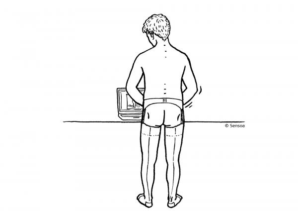 Man masturbeert met nylonkousen aan 